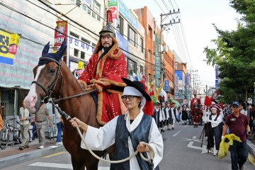동래읍성 역사축제의 길거리 행렬을 함께하는 사람들