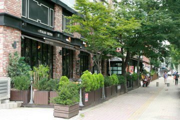 석촌호수 카페거리에는 모던한 카페부터 독특한 카페까지 다양한 카페가 있다.