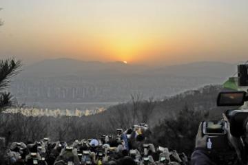 매년 1월 1일에는 아차산의 일출을 보러 온 사람들이 많다.