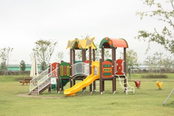 공원 내에는 아이들을 위한 놀이터도 마련되어 있어 좋다.
