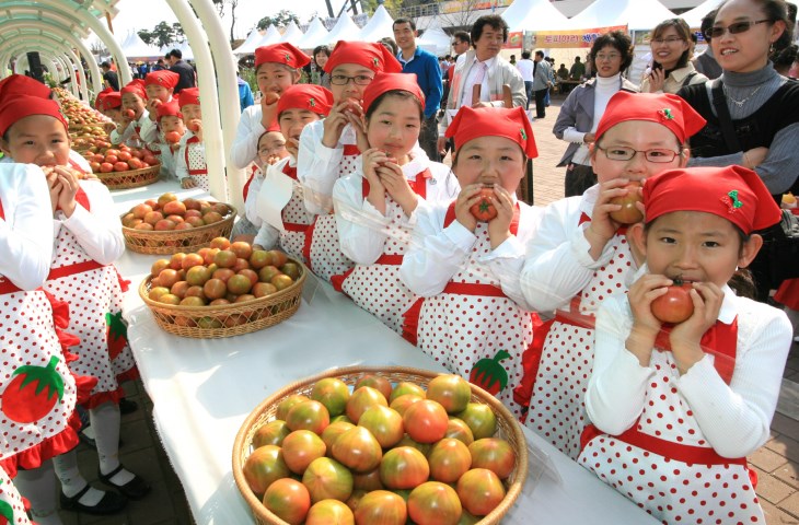 대저토마토축제에서 토마토와 함께 미소짓는 싱그런 아이들