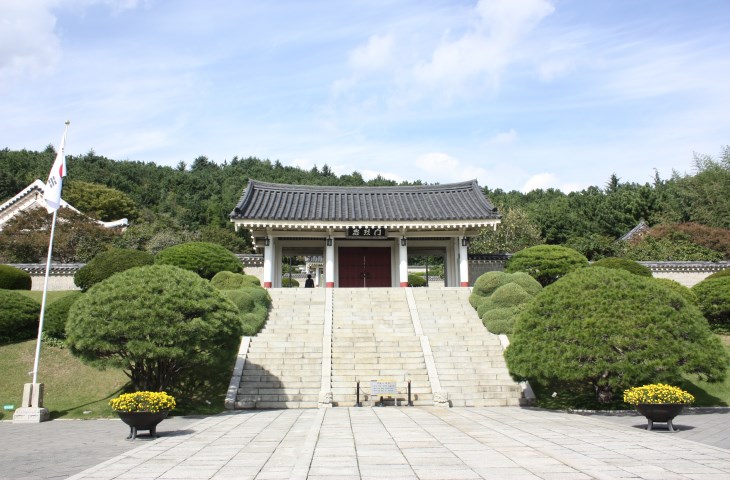 부산에서 순절한 호국선열들을 모신 '충렬사'로 가는길