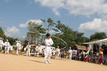 축제 곳곳에서 다양한 전통문화 공연을 볼 수 있다.