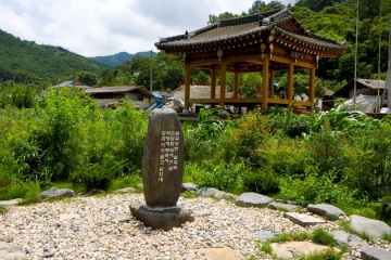 마을 곳곳에는 김용택 시인의 시비가 있다.