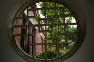 창문 하나에도 우리만의 세심한 건축미가 돋보인다.