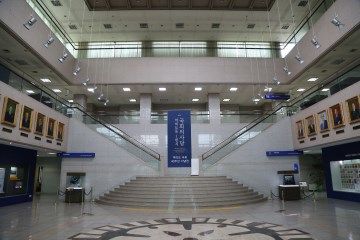 헌정기념관 내부 중앙홀에는 역대 국회의장들의 초상화가 걸려 있다.