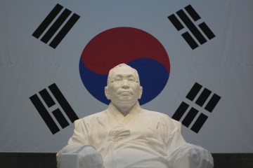 기념관 내부 중앙홀에 자리한 김구선생의 좌상