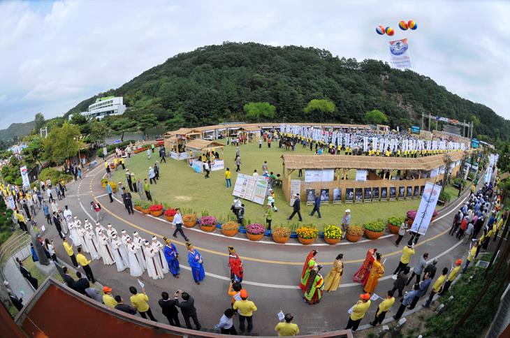 많은 사람들이 참여하는 대형축제이다.