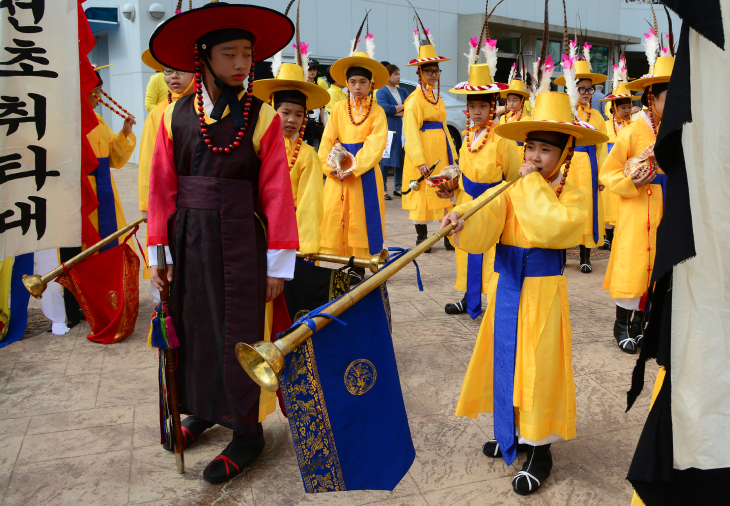 화려한 문중 퍼레이드는 효문화뿌리축제의 꽃이다.